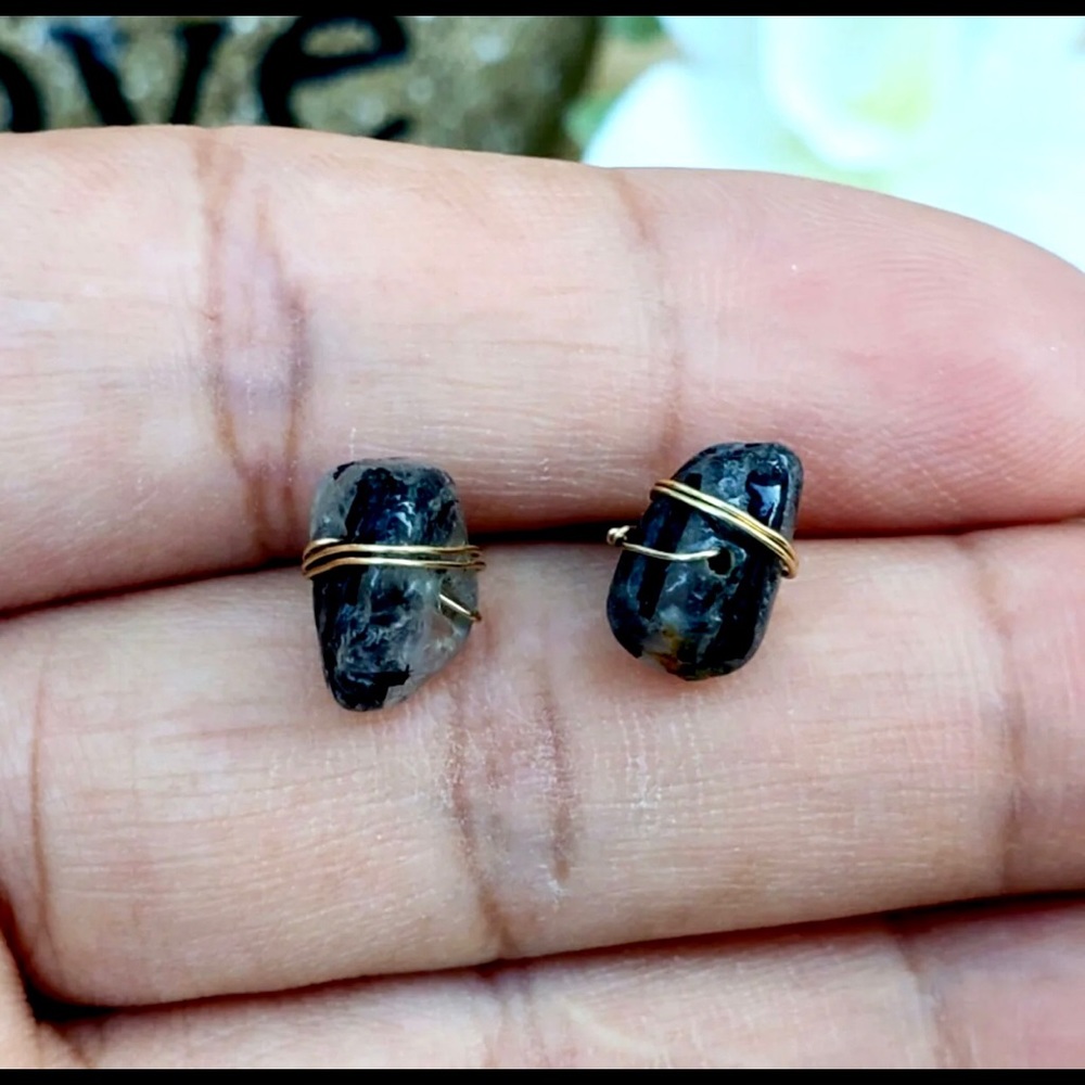 Black gemstone wrap stud earrings